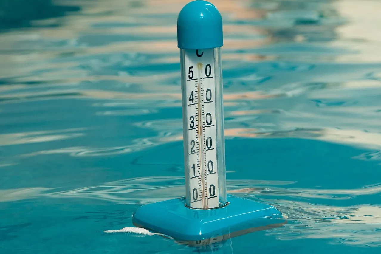 Swimming pool thermometer, temperature, degrees