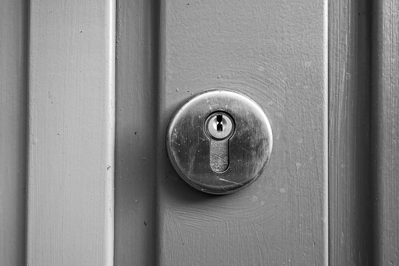Lock, pin tumbler lock, yale lock