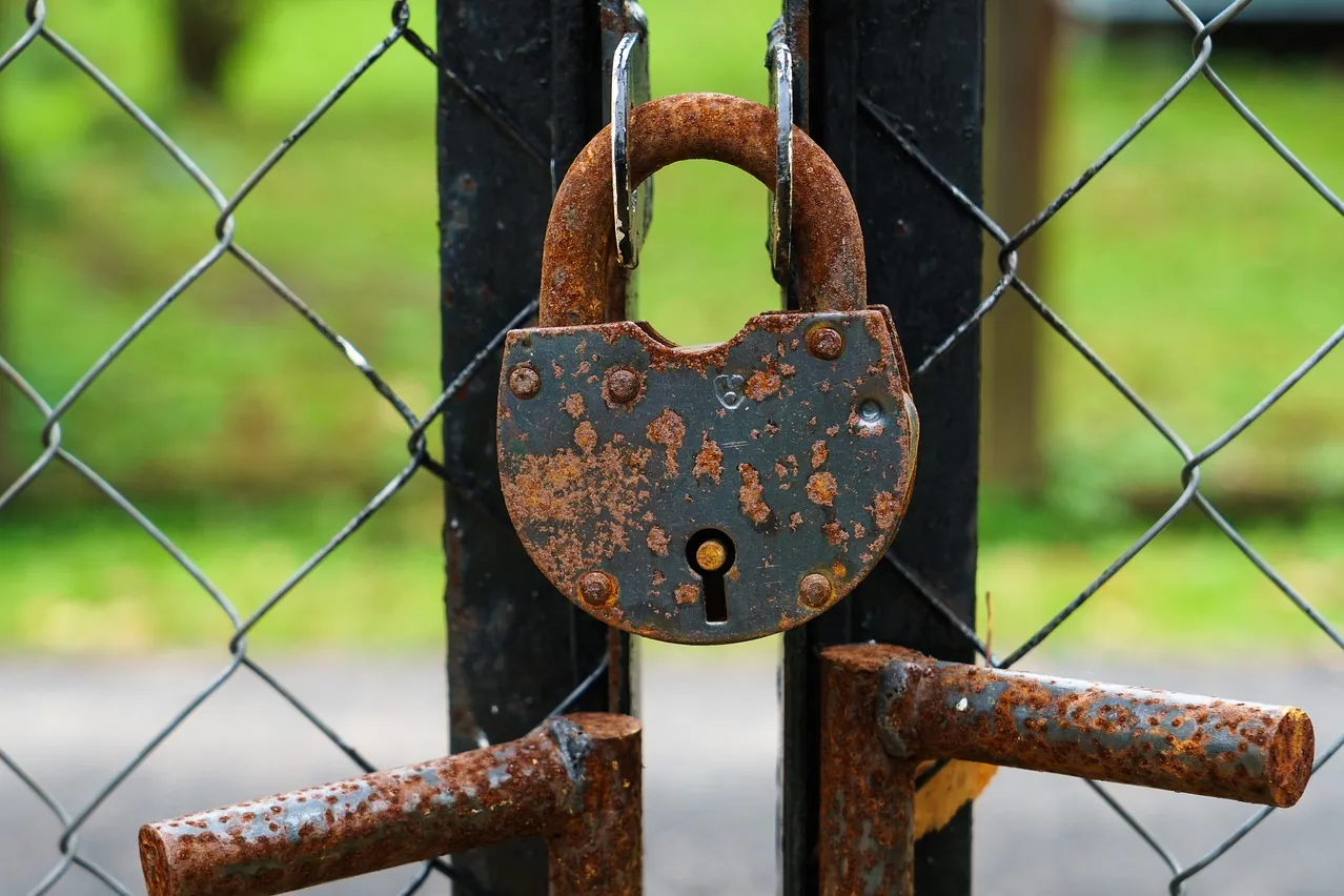 Padlock, gate, closed