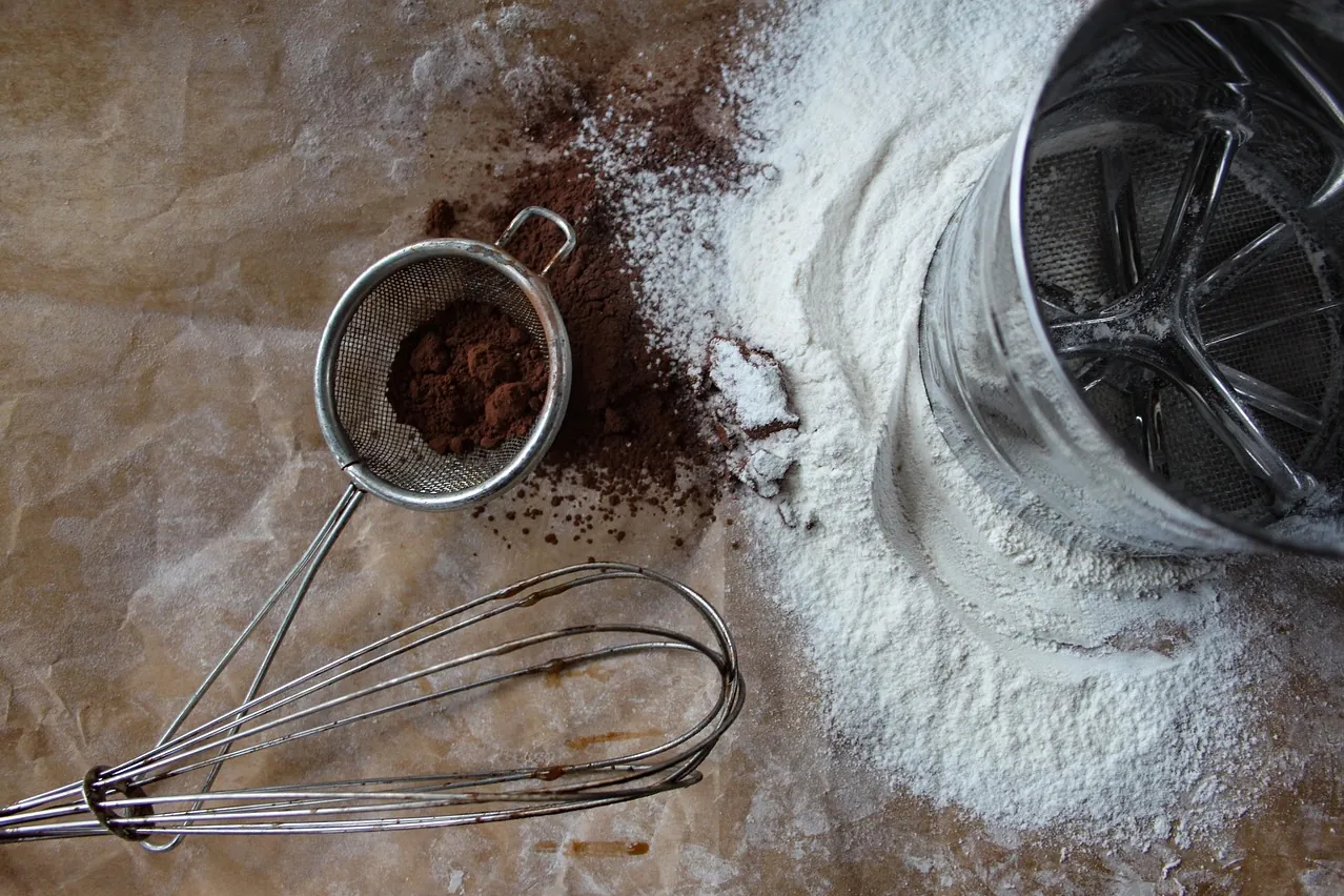 Flour, cocoa, sieve