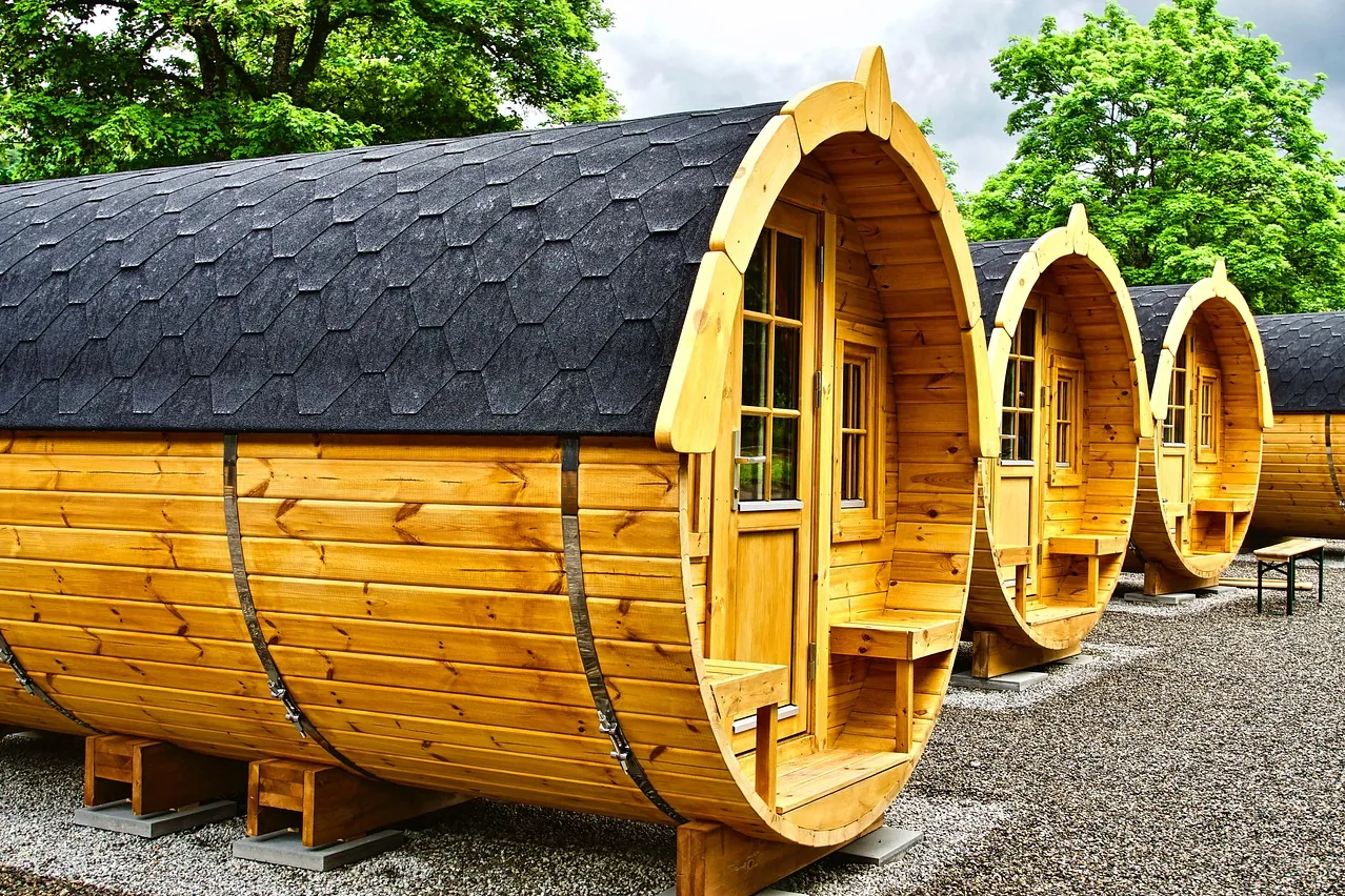 Barrel saunas, cabins, tiny houses