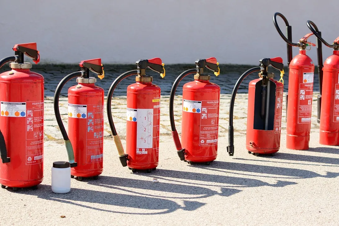 Fire extinguisher, fire, fire extinguishing